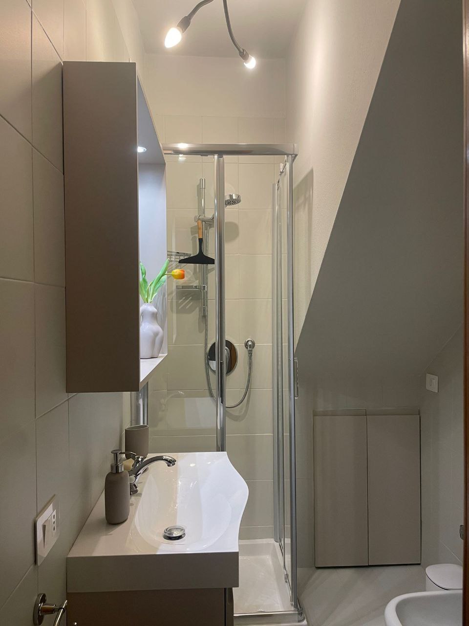 Bagno completo con doccia, bidet e acqua calda a Parma