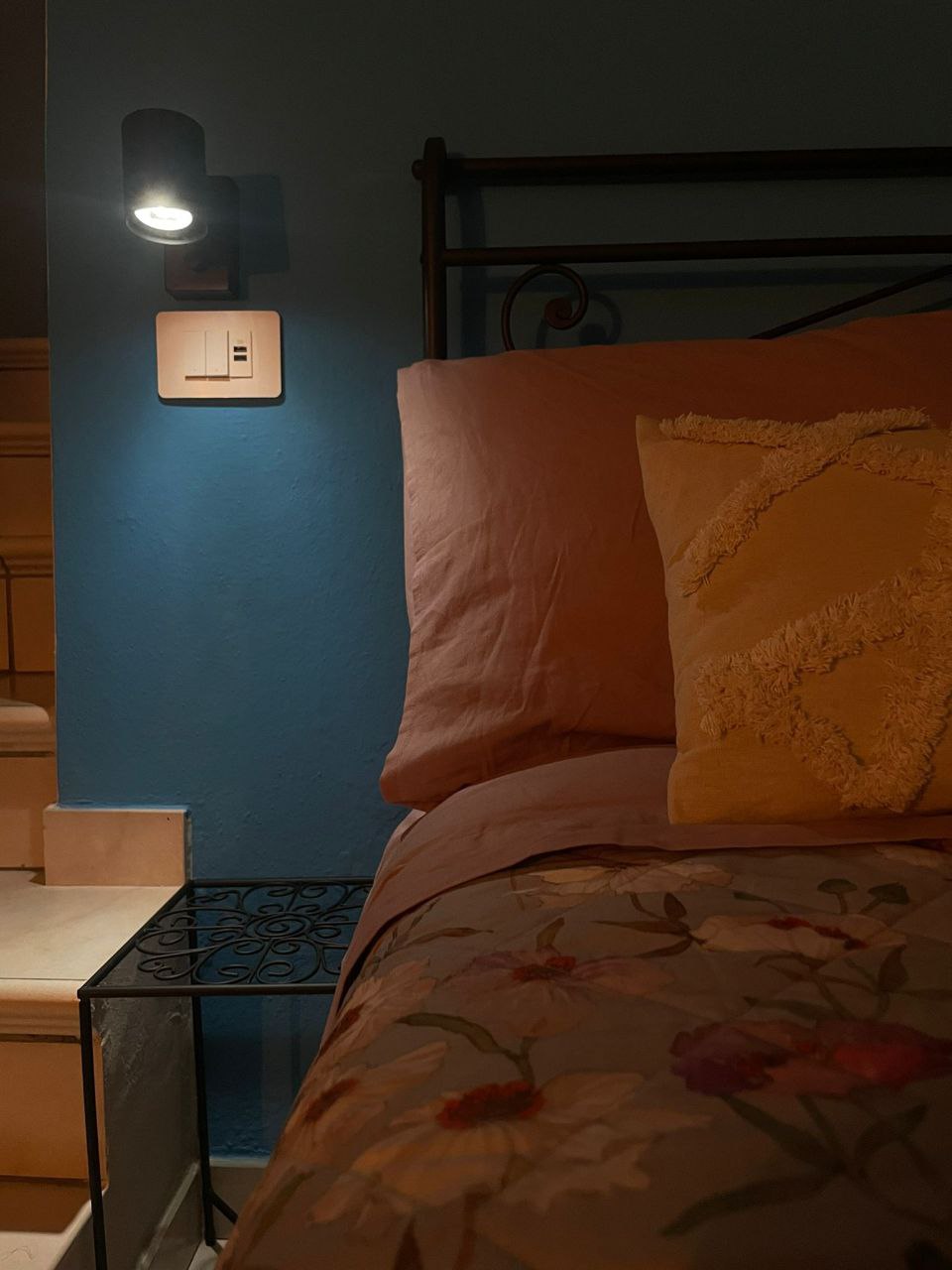 Camera da letto matrimoniale con aria condizionata e biancheria di qualità