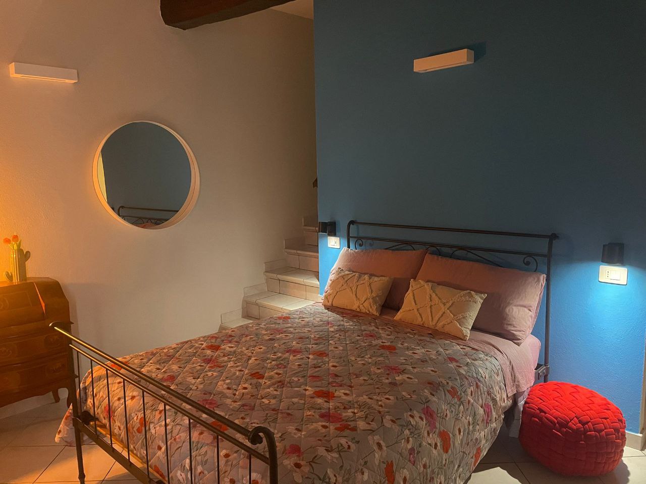 Dettaglio camera con grucce, ferro da stiro e comfort moderni