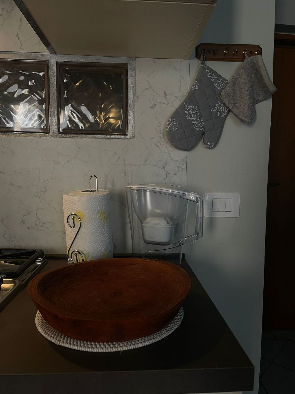 Dettaglio cucina moderna con macchina caffè espresso e utensili