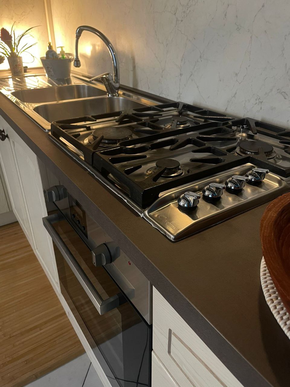 Cucina funzionale con microonde e congelatore nel centro di Parma