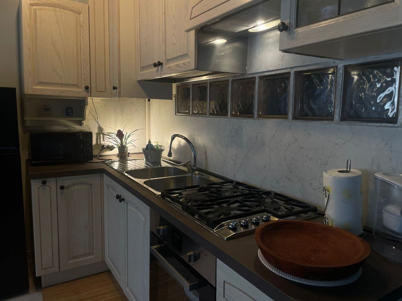 Cucina dotata di bollitore e bicchieri da vino per un soggiorno confortevole