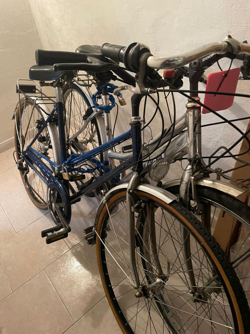 Facciata dell'edificio con biciclette disponibili e parcheggio nelle vicinanze