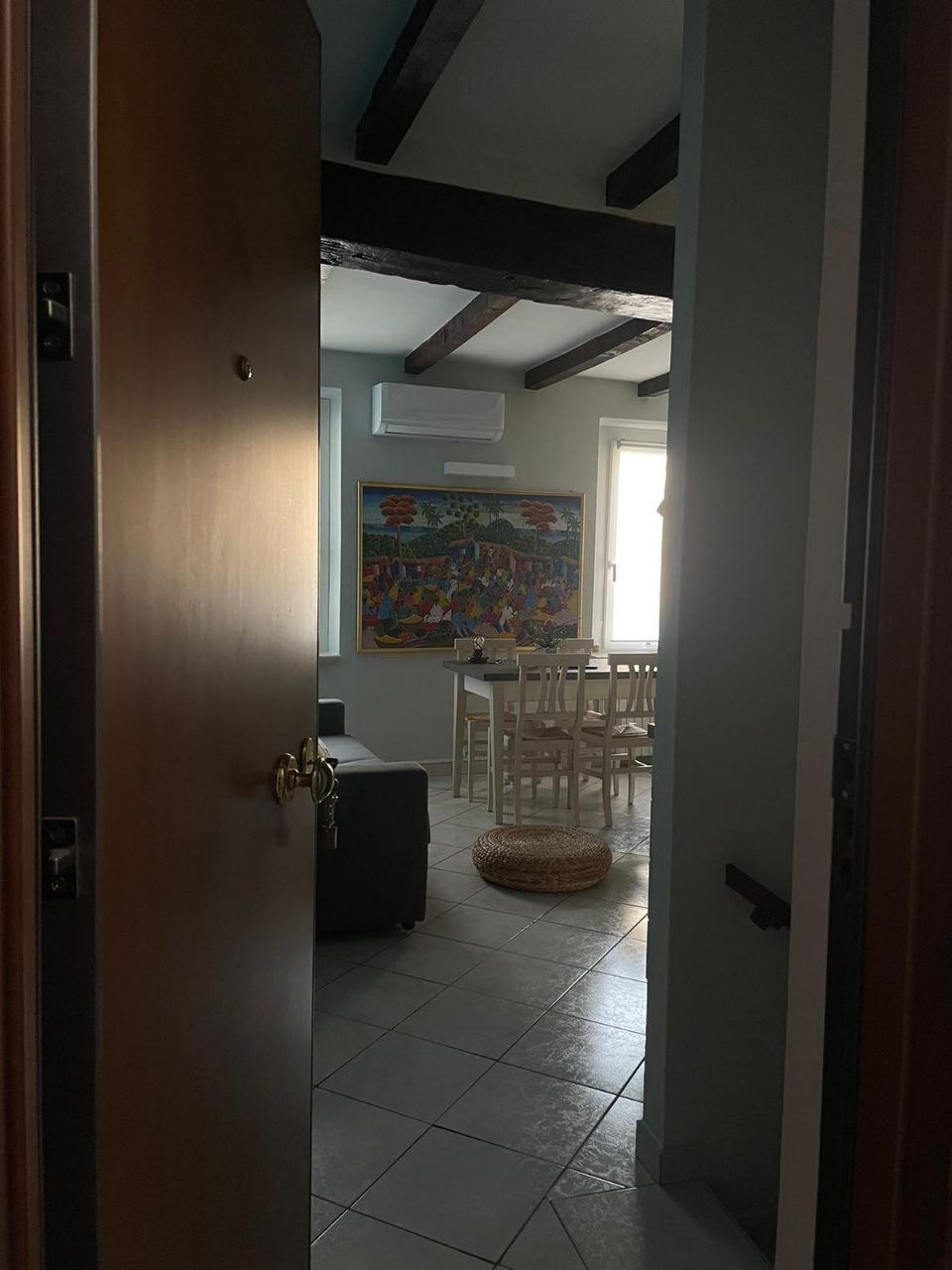 Zona pranzo con tavolo ampio e aria condizionata per pasti conviviali