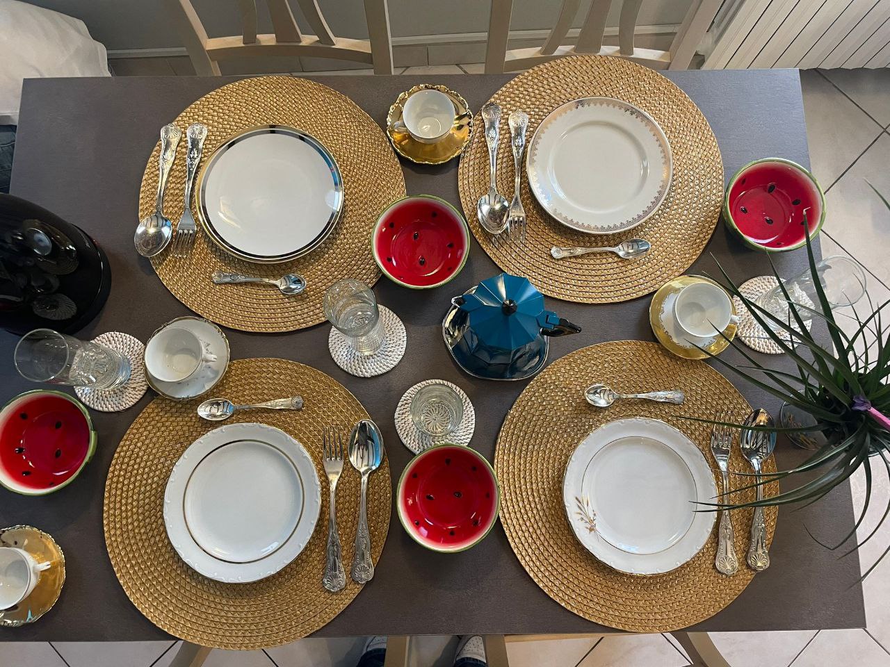 Area pranzo accogliente con bicchieri da vino e dettagli curati
